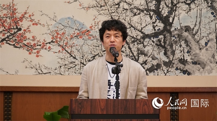 影片導(dǎo)演竹內(nèi)亮致辭。人民網(wǎng) 蔣曉辰攝