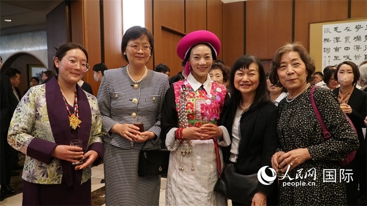 來賓與茨姆等人熱烈交流并合影留念。人民網(wǎng) 蔣曉辰攝