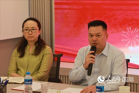 巴西和統(tǒng)會會長張小春（右）在座談會上致辭。人民網(wǎng)記者 陳海琪攝