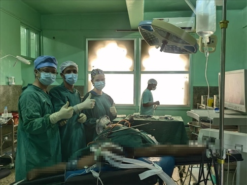 蔣國慶醫(yī)生（左）和當?shù)蒯t(yī)生慶祝手術成功。中國援桑醫(yī)療隊供圖