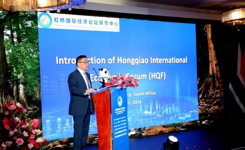 虹橋國(guó)際經(jīng)濟(jì)論壇研究中心副理事長(zhǎng)、商務(wù)部國(guó)際貿(mào)易經(jīng)濟(jì)合作研究院副院長(zhǎng)俞子榮致辭。（圖片來(lái)源：中國(guó)國(guó)際進(jìn)口博覽會(huì)官微）