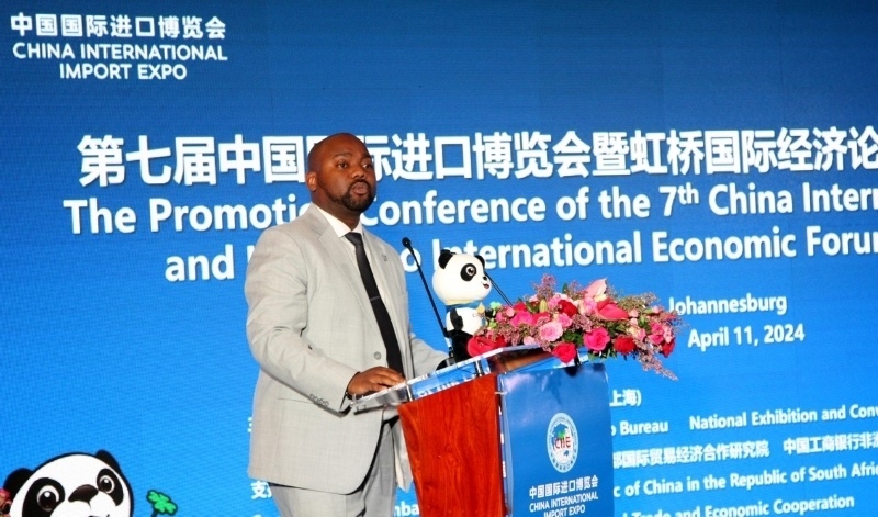 標(biāo)準(zhǔn)銀行集團(tuán)企業(yè)與商業(yè)銀行部國(guó)際貿(mào)易總經(jīng)理武巴致辭。（圖片來(lái)源：中國(guó)國(guó)際進(jìn)口博覽會(huì)官微）