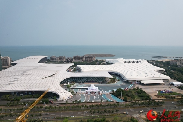 航拍第四屆消博會主會場。人民網(wǎng)記者 孟凡盛攝