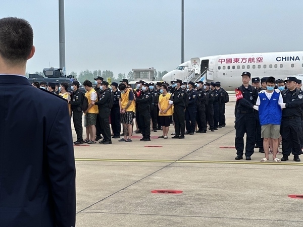 中國(guó)籍涉賭詐違法犯罪嫌疑人從柬埔寨被押解回國(guó)。人民網(wǎng)記者 郝萍攝