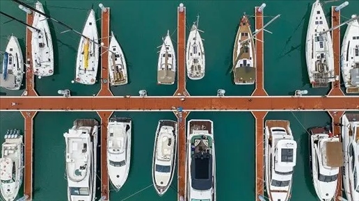 △超250艘船艇亮相第四屆消博會(huì)游艇展。