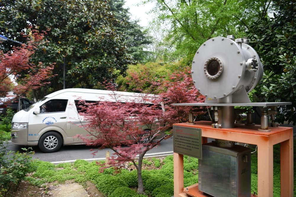 2024年4月6日，在位于安徽合肥的中國科學(xué)技術(shù)大學(xué)，自主研制的原位實(shí)驗(yàn)裝置準(zhǔn)備運(yùn)往上海光源開展實(shí)驗(yàn)。