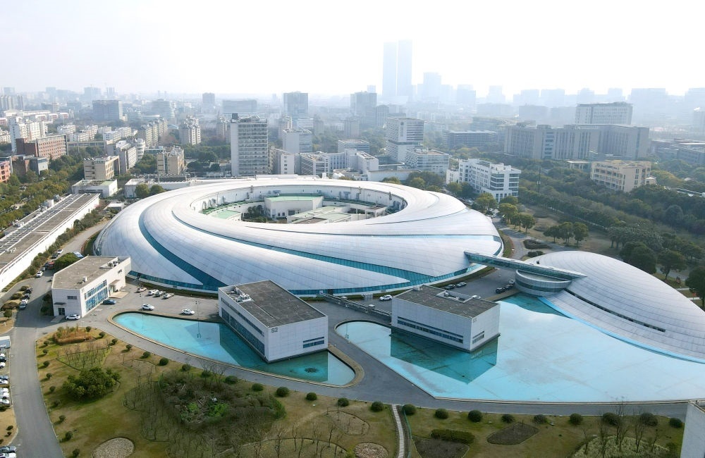 空中俯瞰位于上海張江科學(xué)城的上海光源（2024年2月27日攝，無人機(jī)照片）。