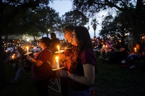 2023年5月24日，在美國得克薩斯州小城尤瓦爾迪，人們參加守夜儀式悼念校園槍擊遇害者。新華社記者吳曉凌攝