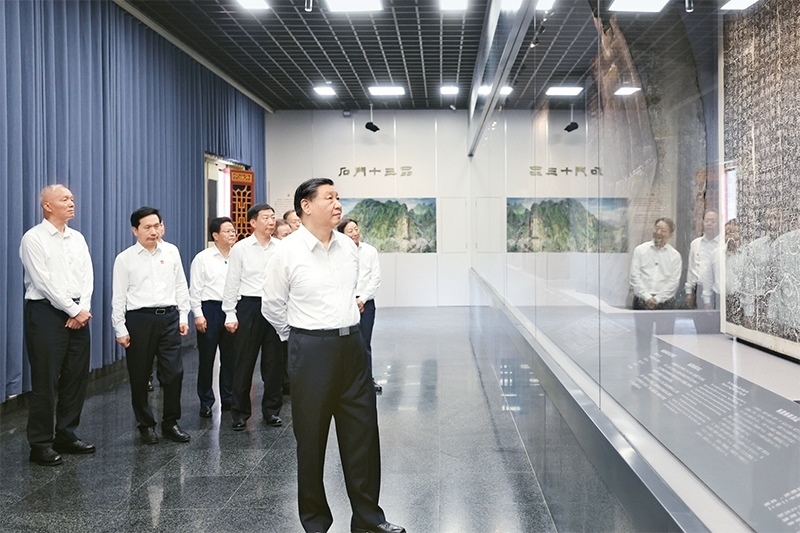 2023年7月29日，中共中央總書記、國家主席、中央軍委主席習(xí)近平在四川考察結(jié)束返京途中，來到陜西省漢中市考察。這是習(xí)近平參觀漢中市博物館有關(guān)歷史文物展陳。 新華社記者 鞠鵬/攝