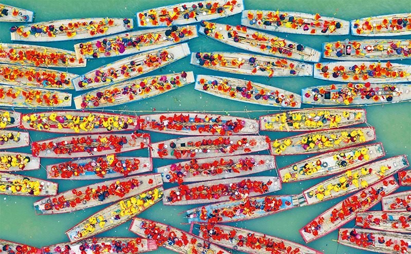 溱潼會(huì)船由南宋相沿至今，歷經(jīng)數(shù)百年傳承，被列入國(guó)家級(jí)非物質(zhì)文化遺產(chǎn)名錄。圖為2024年4月6日在江蘇省泰州市姜堰區(qū)溱湖國(guó)家濕地公園參加會(huì)船表演的船只。 新華社發(fā) 湯德宏/攝