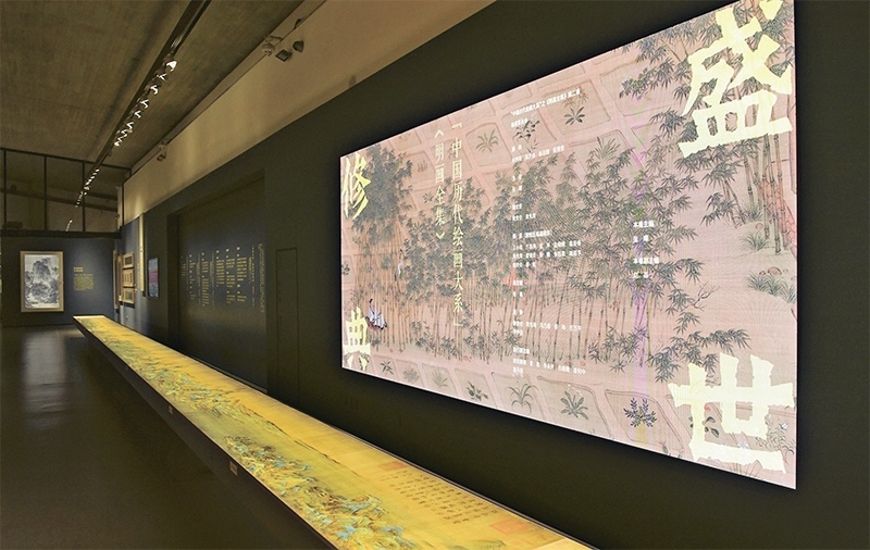 “中國(guó)歷代繪畫(huà)大系”，是習(xí)近平總書(shū)記親自批準(zhǔn)、高度重視的一項(xiàng)規(guī)模浩大、縱貫歷史、橫跨中外的國(guó)家級(jí)重大文化工程。圖為中國(guó)國(guó)家版本館杭州分館展示的“盛世修典——‘中國(guó)歷代繪畫(huà)大系’”收錄的數(shù)字化古畫(huà)（2023年5月31日攝）。 新華社記者 翁忻旸/攝