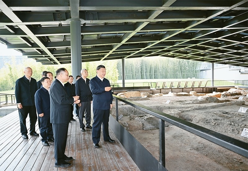 2023年10月10日至13日，中共中央總書記、國家主席、中央軍委主席習(xí)近平在江西考察。這是11日上午，習(xí)近平在景德鎮(zhèn)市陶陽里歷史文化街區(qū)南麓遺址考察。 新華社記者 謝環(huán)馳/攝