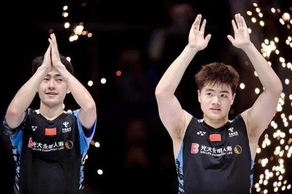 4月14日，梁偉鏗（右）/王昶在頒獎(jiǎng)儀式上。 新華社記者 江漢攝