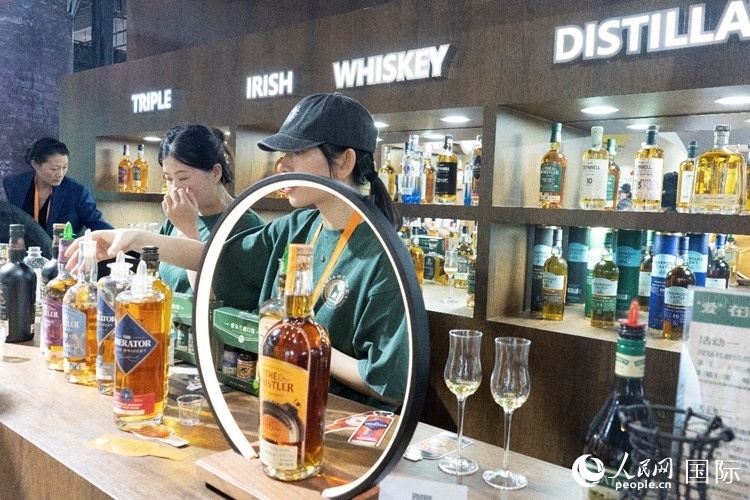 第四屆中國國際消費(fèi)品博覽會愛爾蘭國家館內(nèi)的參展商。人民網(wǎng) 常沙攝
