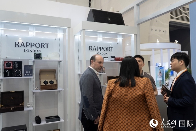 客商在第四屆中國國際消費(fèi)品博覽會英國國家館內(nèi)交談。人民網(wǎng) 常沙攝