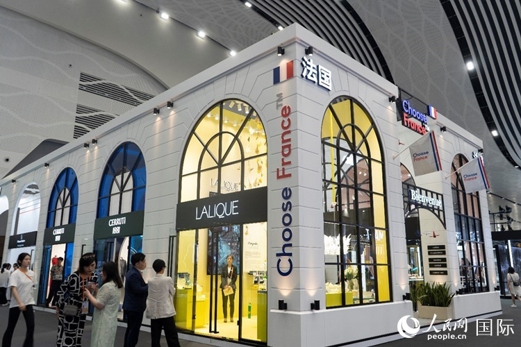 第四屆中國國際消費(fèi)品博覽會法國國家館。人民網(wǎng) 常沙攝