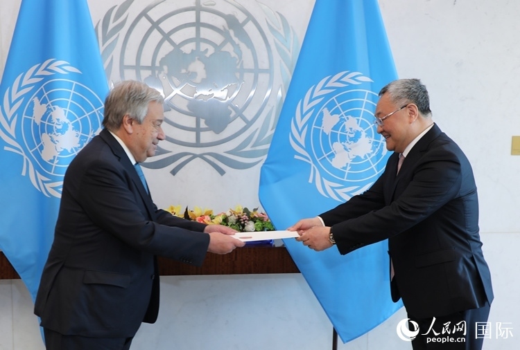 4月16日，中國(guó)新任常駐聯(lián)合國(guó)代表、特命全權(quán)大使傅聰在紐約聯(lián)合國(guó)總部向聯(lián)合國(guó)秘書長(zhǎng)古特雷斯遞交了全權(quán)證書。 人民網(wǎng)記者 李志偉攝