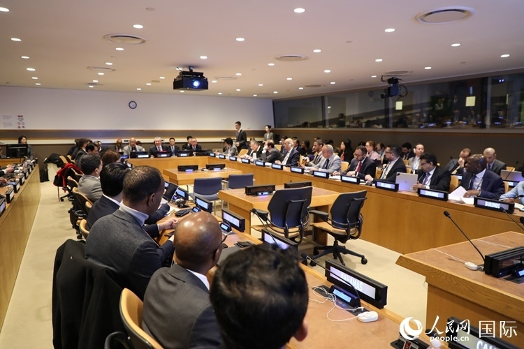 40多國(guó)常駐代表、副代表以及聯(lián)合國(guó)工發(fā)組織、糧農(nóng)組織、區(qū)域經(jīng)委會(huì)、南南合作辦公室等聯(lián)合國(guó)機(jī)構(gòu)官員等100多人參加全球發(fā)展倡議之友小組高級(jí)別會(huì)議。 人民網(wǎng)記者 李志偉攝