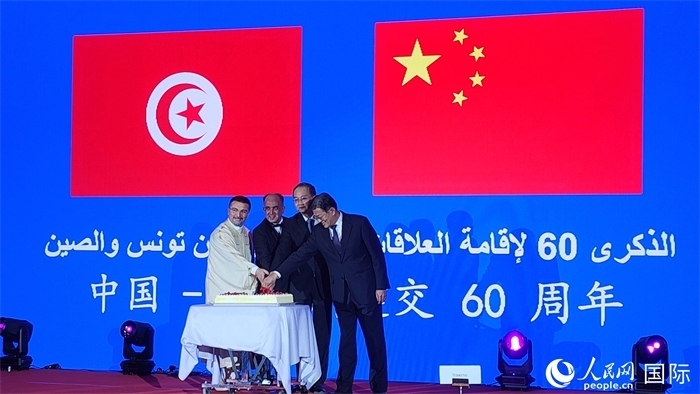 與會嘉賓共同切紀念蛋糕，從左至右分別為突尼斯國家旅游局局長侯賽因、突尼斯駐華大使阿迪勒·阿拉比、外交部副部長鄧勵、中國人民對外友好協(xié)會副會長李?？?。人民網(wǎng)記者 萬宇攝