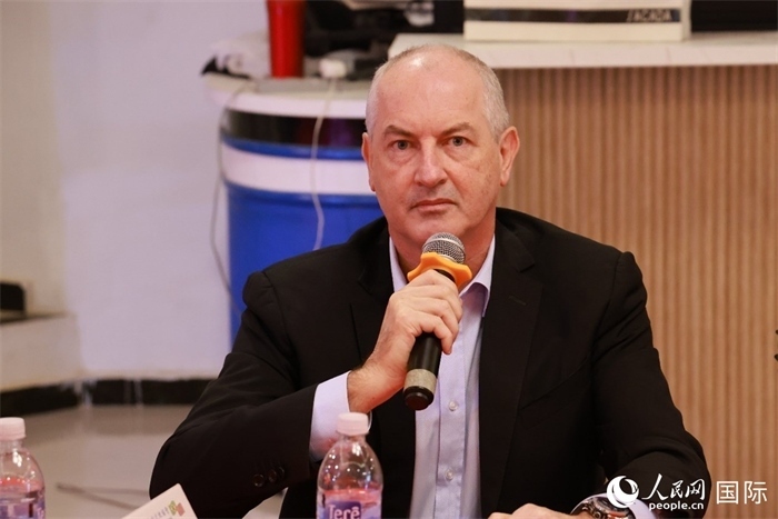 巴西里約大都會(huì)研究所執(zhí)行官西奧·舒克在座談會(huì)上致辭。人民網(wǎng)記者 陳海琪攝