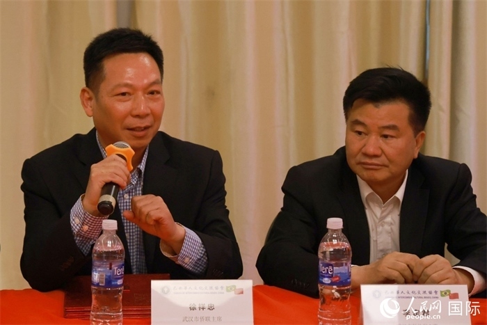 武漢市僑聯(lián)主席徐祥忠（左）在座談會(huì)上致辭。人民網(wǎng)記者 陳海琪攝