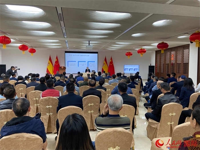 季奕鴻律師主講法律知識。人民網記者 范劍青攝