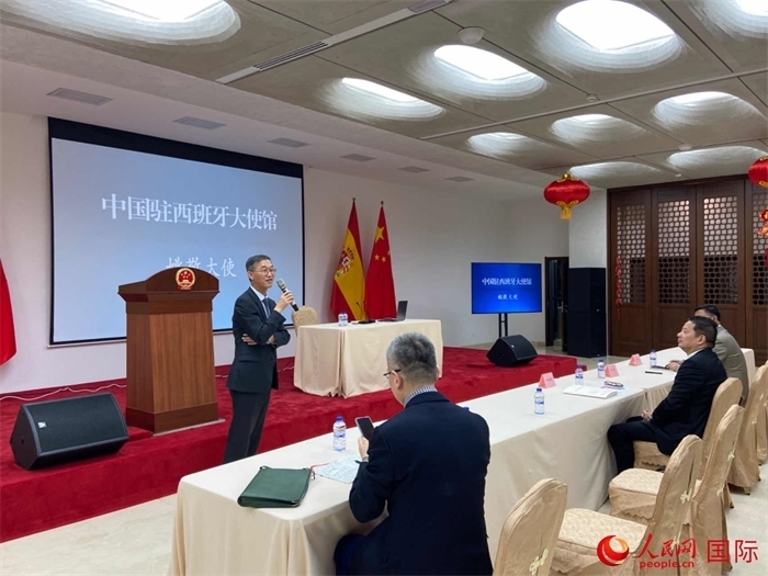 中國駐西班牙大使姚敬在僑界法治講座上致辭。人民網記者 范劍青攝