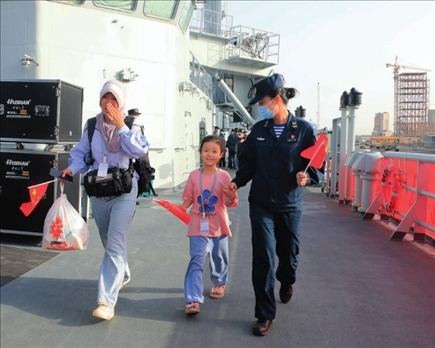 海軍軍艦赴蘇丹緊急撤離我在蘇丹人員。圖為海軍官兵帶領(lǐng)同胞登艦（2023年4月26日攝）。丁家興攝