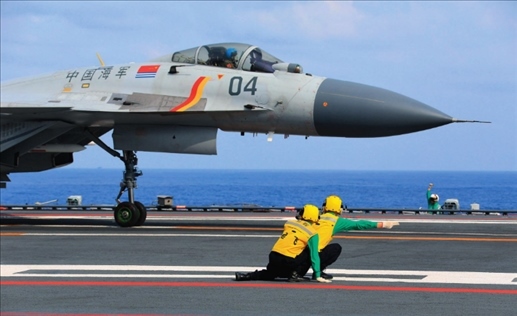 遼寧艦起飛助理作出放飛手勢(shì)，殲-15艦載戰(zhàn)斗機(jī)起飛（2020年4月攝）。張凱攝