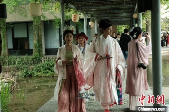 年輕人盛裝過(guò)“漢服節(jié)”。毛瑜 攝