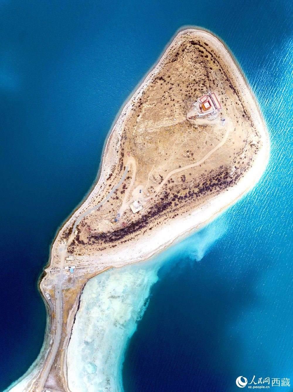 無人機(jī)視角下的西藏羊卓雍錯日托寺風(fēng)光。人民網(wǎng)記者 次仁羅布攝