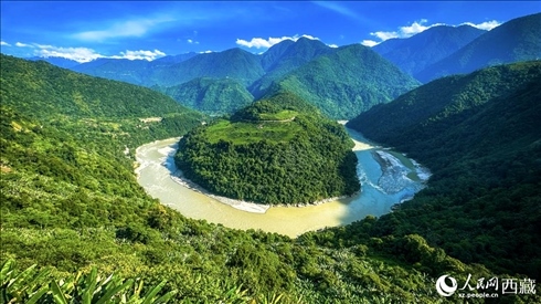 風(fēng)景秀麗、植被繁茂的西藏林芝市墨脫縣果果塘大拐彎。人民網(wǎng)記者 次仁羅布攝