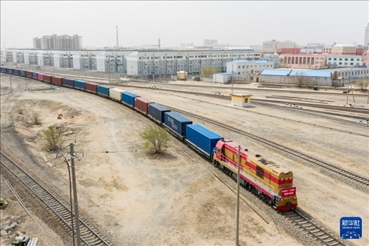 4月21日，中歐班列緩緩駛出二連浩特鐵路口岸（無人機照片）。 新華社發(fā)（張海峰攝）