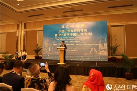 中國駐印尼大使館文化參贊周斌在活動開幕式上致辭。人民網(wǎng)記者曹師韻攝