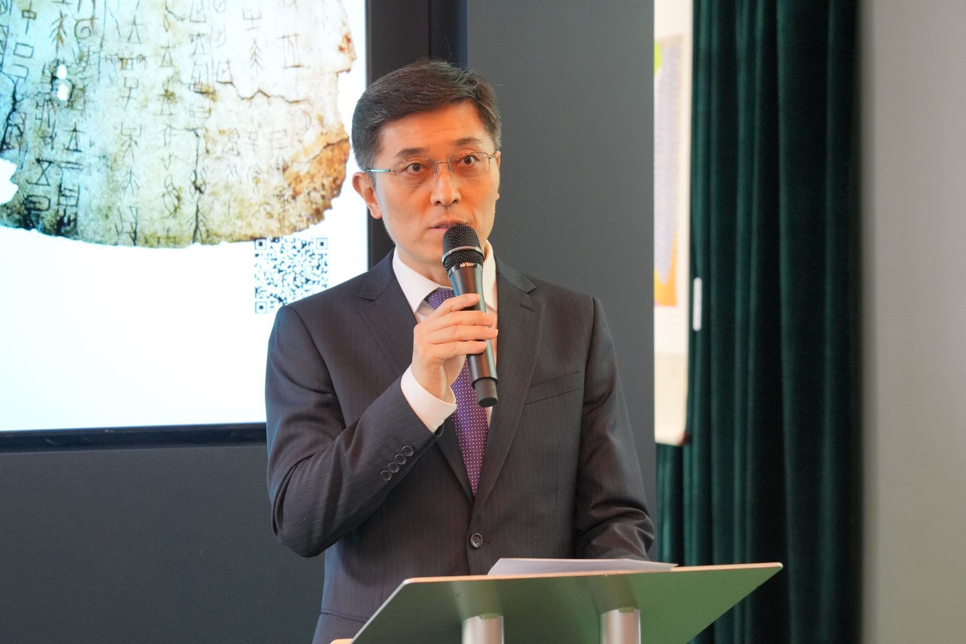 中國(guó)駐英國(guó)使館公使楊曉光致辭。主辦方供圖