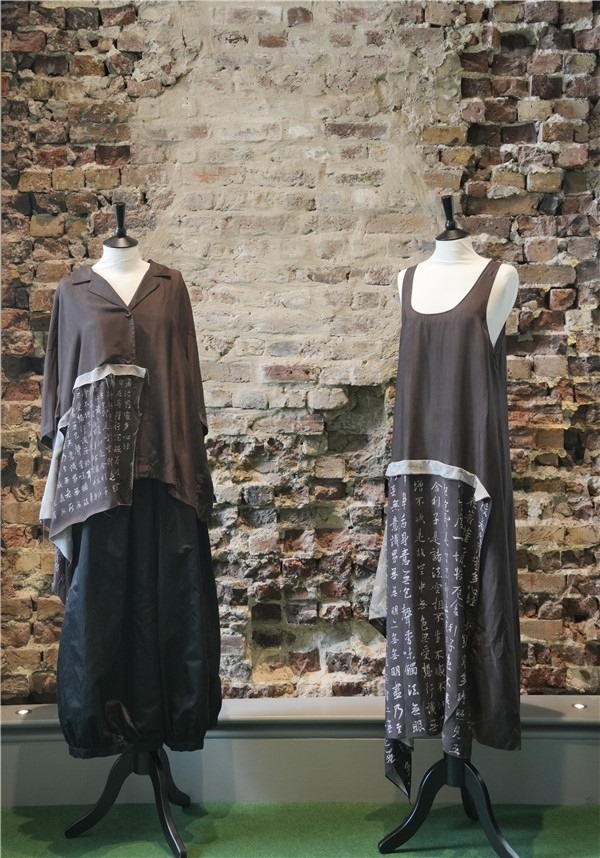 展覽展示的以中國(guó)文字為創(chuàng)作靈感的服裝《心經(jīng)》。主辦方供圖