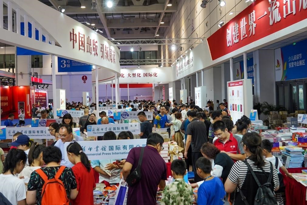 2023年7月31日，在第31屆全國(guó)圖書交易博覽會(huì)上，讀者在閱覽選購(gòu)新書。新華社記者 朱崢 攝