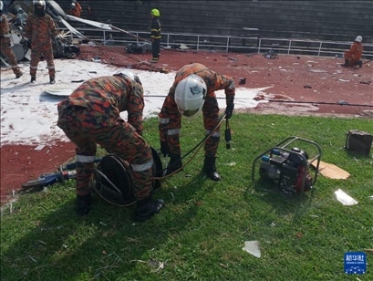 4月23日，救援人員在馬來西亞霹靂州的直升機(jī)墜毀現(xiàn)場救援。新華社發(fā)（馬來西亞消防拯救局供圖）