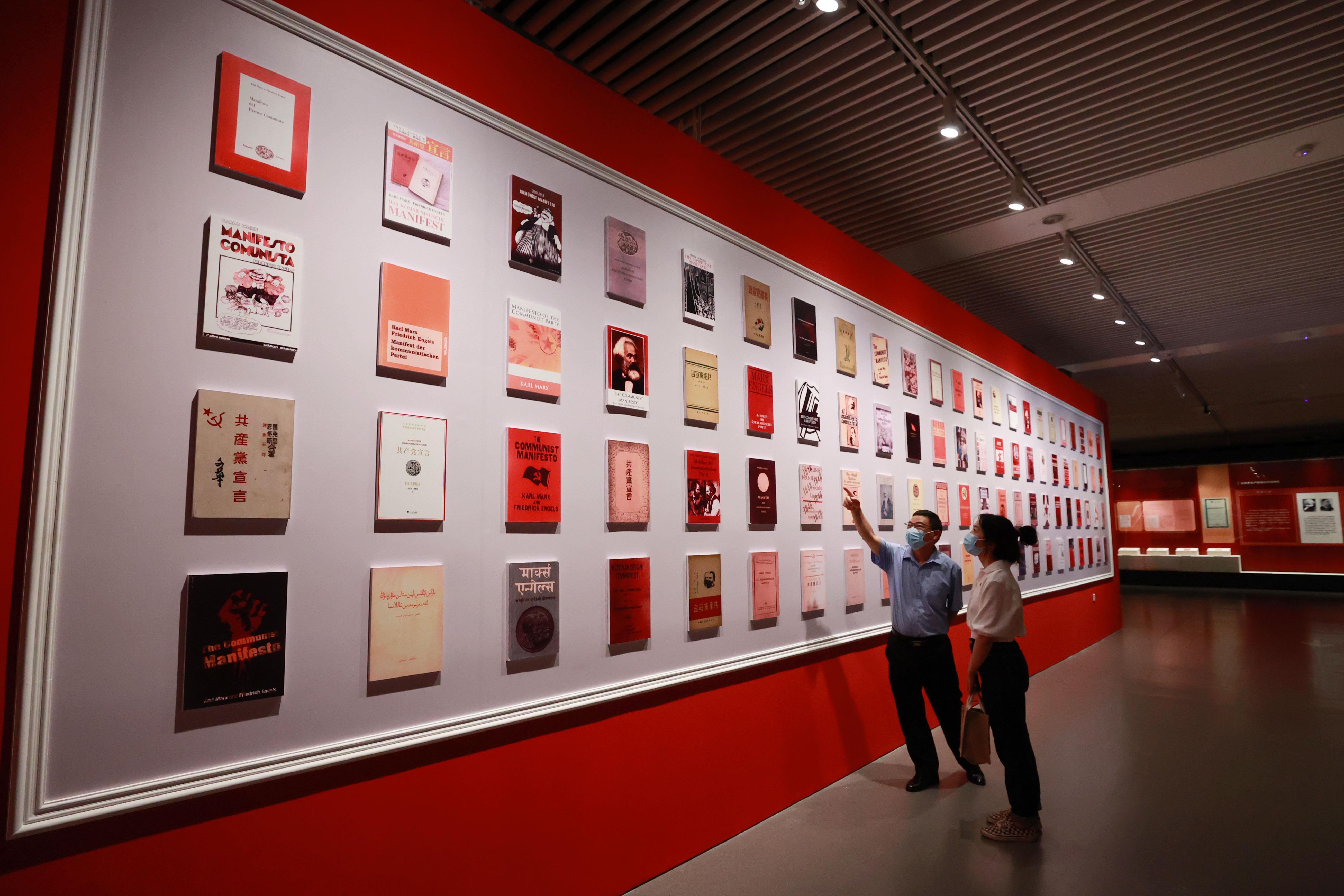 △2021年8月5日，觀眾在國家圖書館觀看不同版本的《共產(chǎn)黨宣言》。
