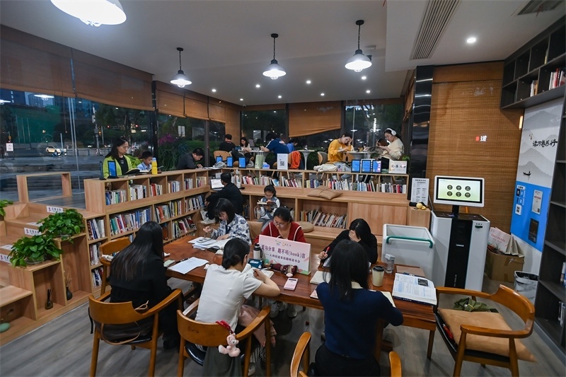 4月22日，讀者在重慶一家24小時(shí)城市智慧書房中閱讀。圖片來(lái)源：視覺(jué)中國(guó)