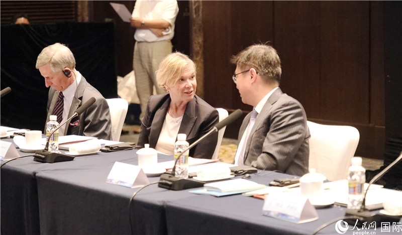 宣介會(huì)上，中外官員親切交談。人民網(wǎng)記者趙益普攝