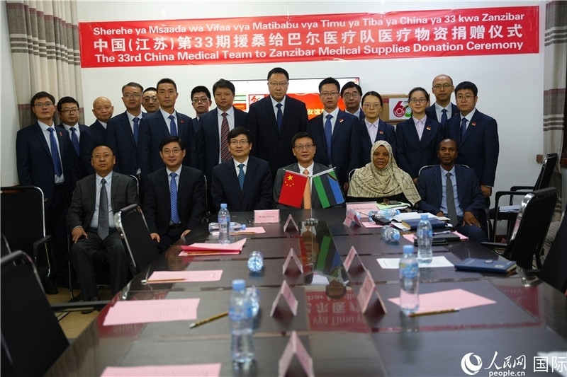 中非雙方代表及醫(yī)療隊(duì)在捐贈(zèng)現(xiàn)場(chǎng)合影。中國(guó)援桑醫(yī)療隊(duì)供圖