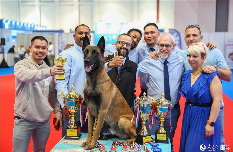 圖為參會(huì)嘉賓與獲獎(jiǎng)寵物合影，塔里克·易卜拉欣攝