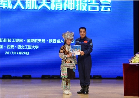 韋知月（化名）在西北工業(yè)大學(xué)與英雄航天員張曉光合影。受訪者供圖