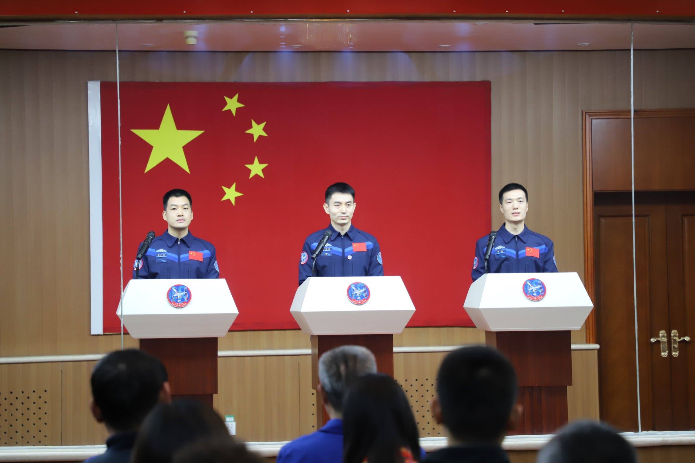 神舟十八號航天員與中外媒體記者集體見面。人民網(wǎng)記者 黃帆攝