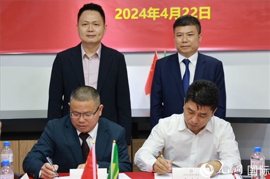 巴西中國浙江商會會長鄭俠茂（右前）與蘭溪市招商服務中心黨組副書記胡鑫亮（左前）簽署合作備忘錄。人民網(wǎng)記者 陳海琪攝