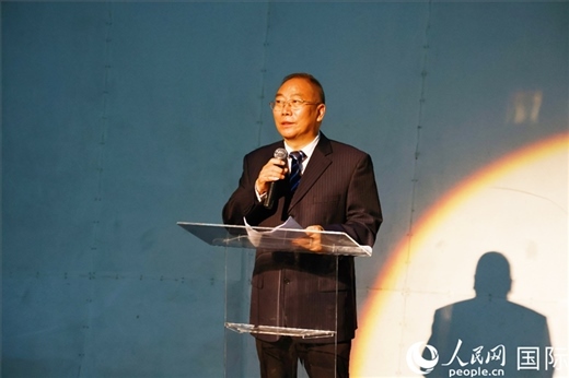 四川省文化和旅游廳副廳長(zhǎng)王成平在活動(dòng)現(xiàn)場(chǎng)進(jìn)行旅游推介。人民網(wǎng)記者 陳海琪攝