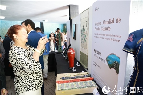 巴西民眾在活動(dòng)現(xiàn)場(chǎng)在四川非遺前駐足觀看。人民網(wǎng)記者 陳海琪攝