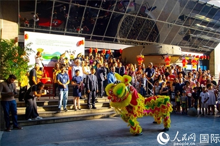 巴西民眾在里約天文館前觀看舞獅表演。四川省文化和旅游廳供圖。