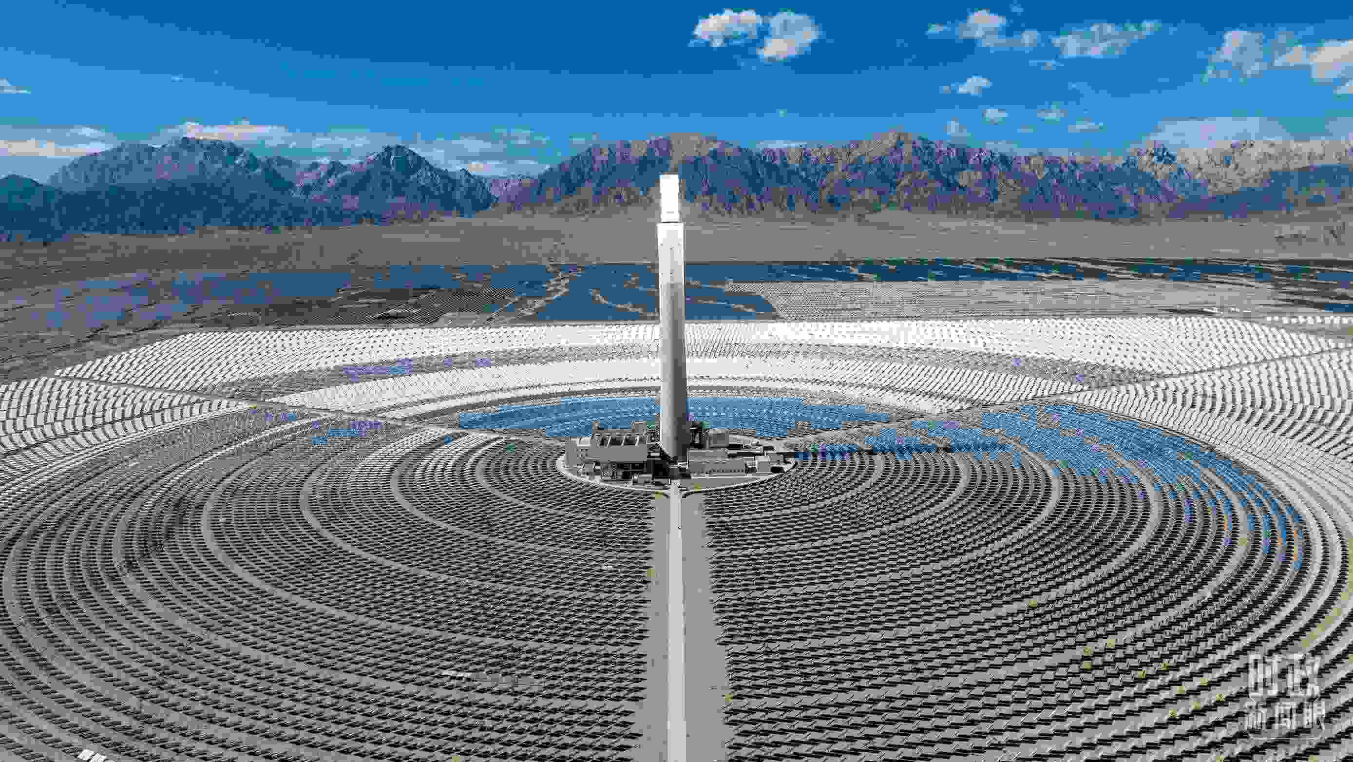 △青海海西德令哈塔式熔鹽儲能光熱發(fā)電廠。（圖/視覺中國）